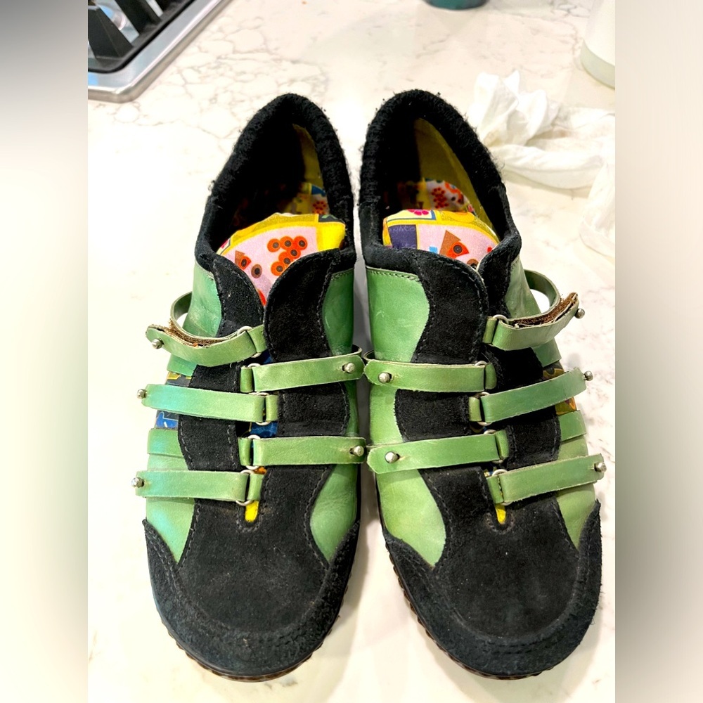 Green and Black leather walking shoes made in Brazil. M by Morenatom. Preloved.